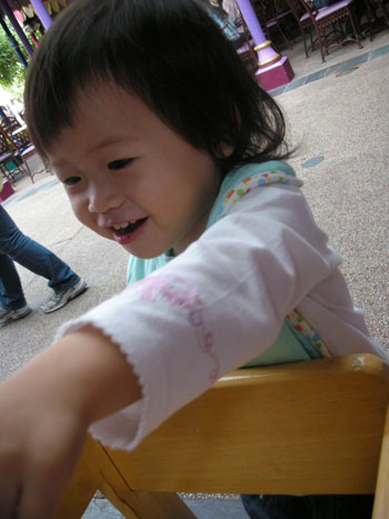 gal/1 Year and 11 Months Old/Disneyland39.jpg